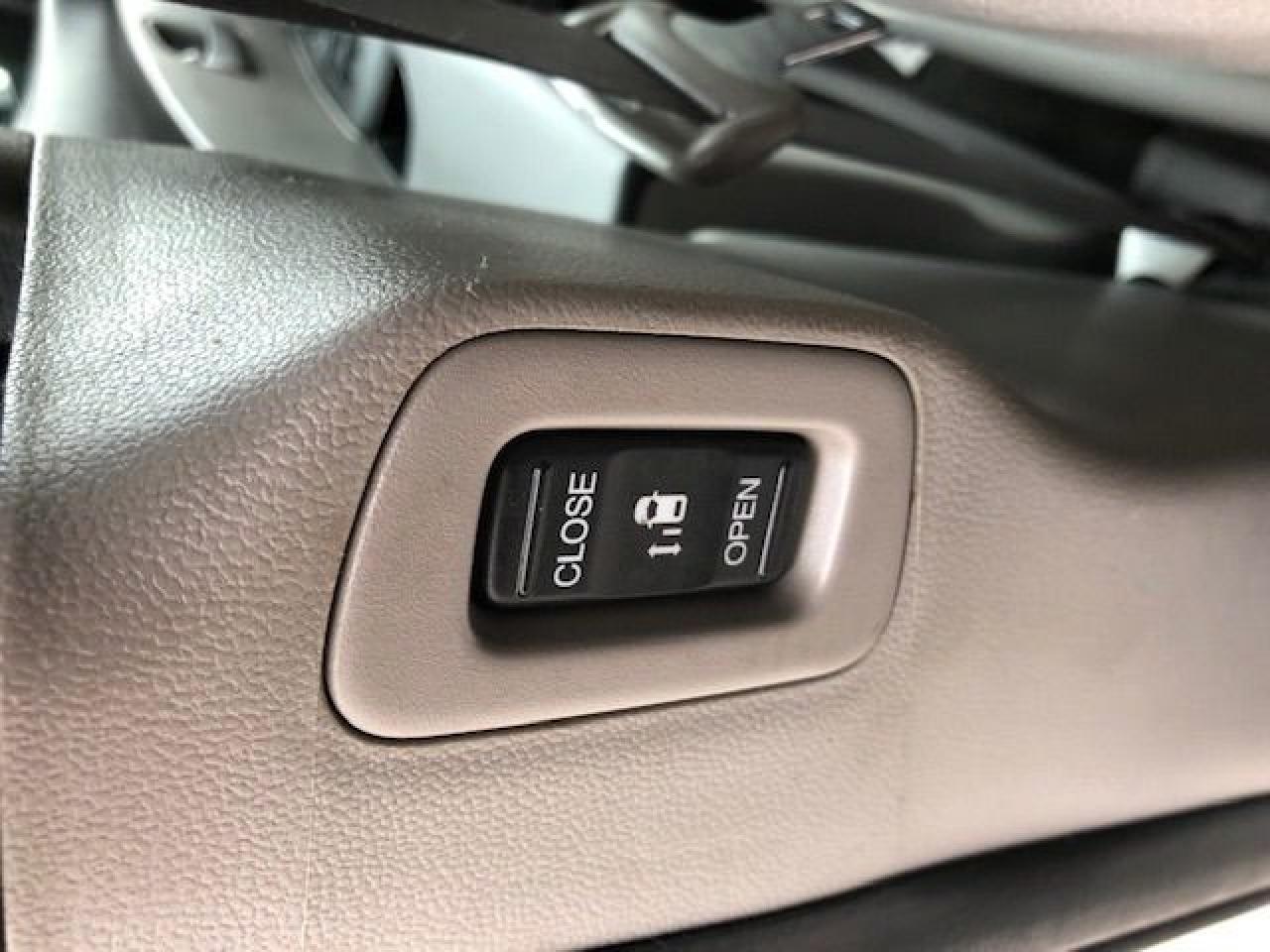 2011 Honda Odyssey EX with Rear Seat Entertainment! 8 Passenger! - Photo #14