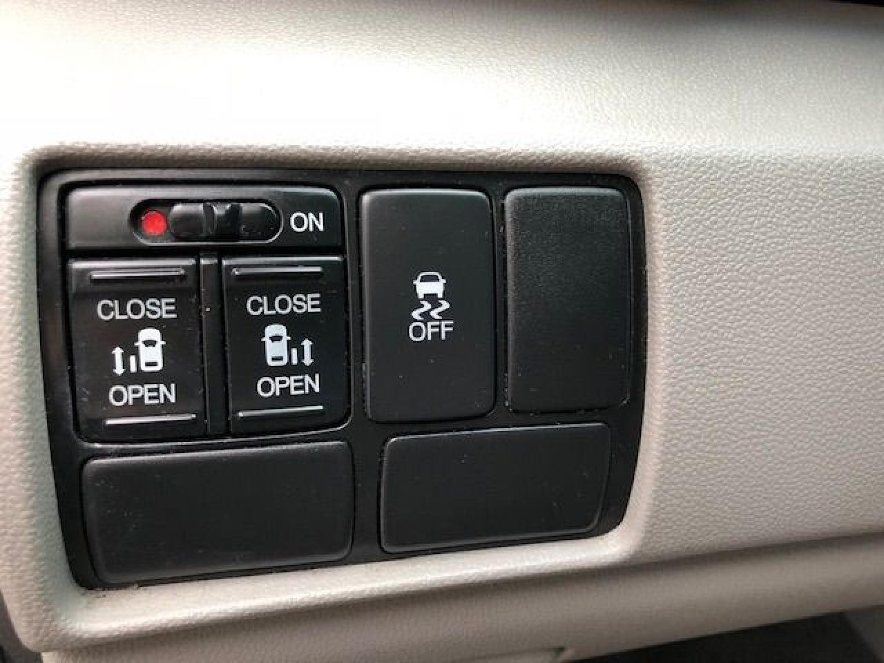 2011 Honda Odyssey EX with Rear Seat Entertainment! 8 Passenger! - Photo #18
