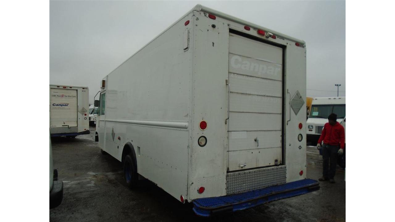 2006 Ford E450 18 foot step van Photo