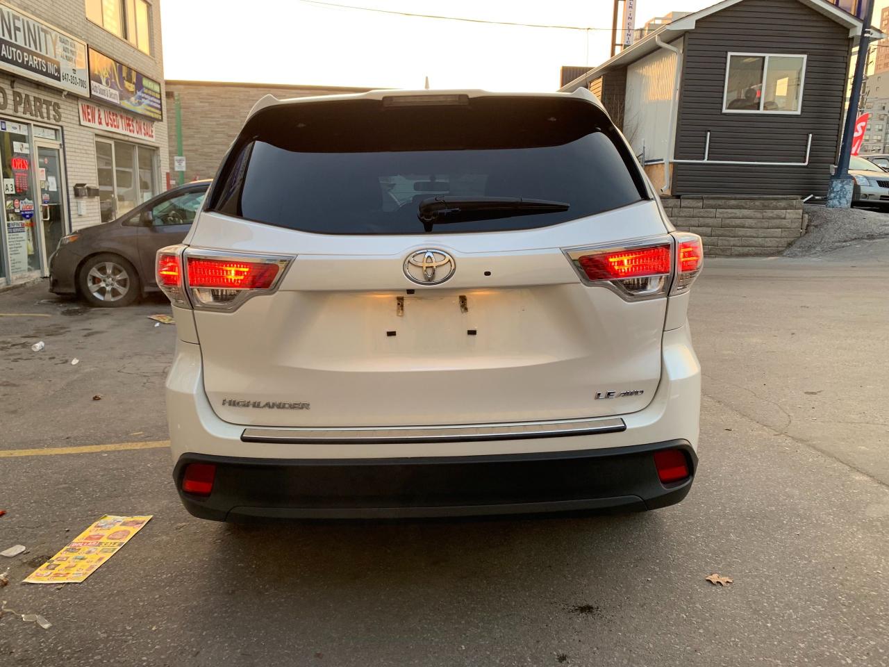 2014 Toyota Highlander LE, AWD, 8 Passenger, Back up Camera! Photo2