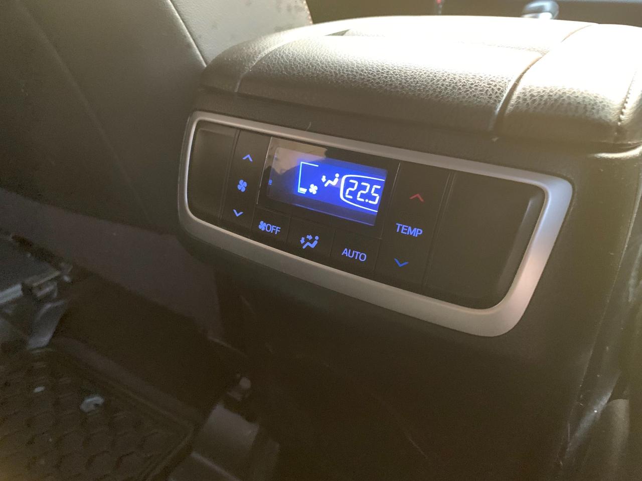 2014 Toyota Highlander LE, AWD, 8 Passenger, Back up Camera! - Photo #21