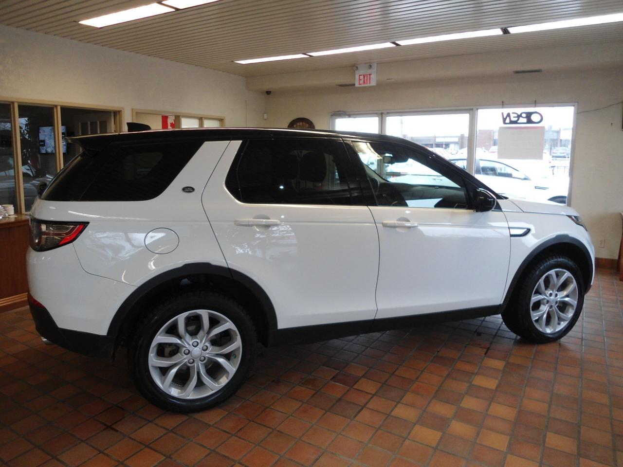 2017 Land Rover Discovery HSE Photo3