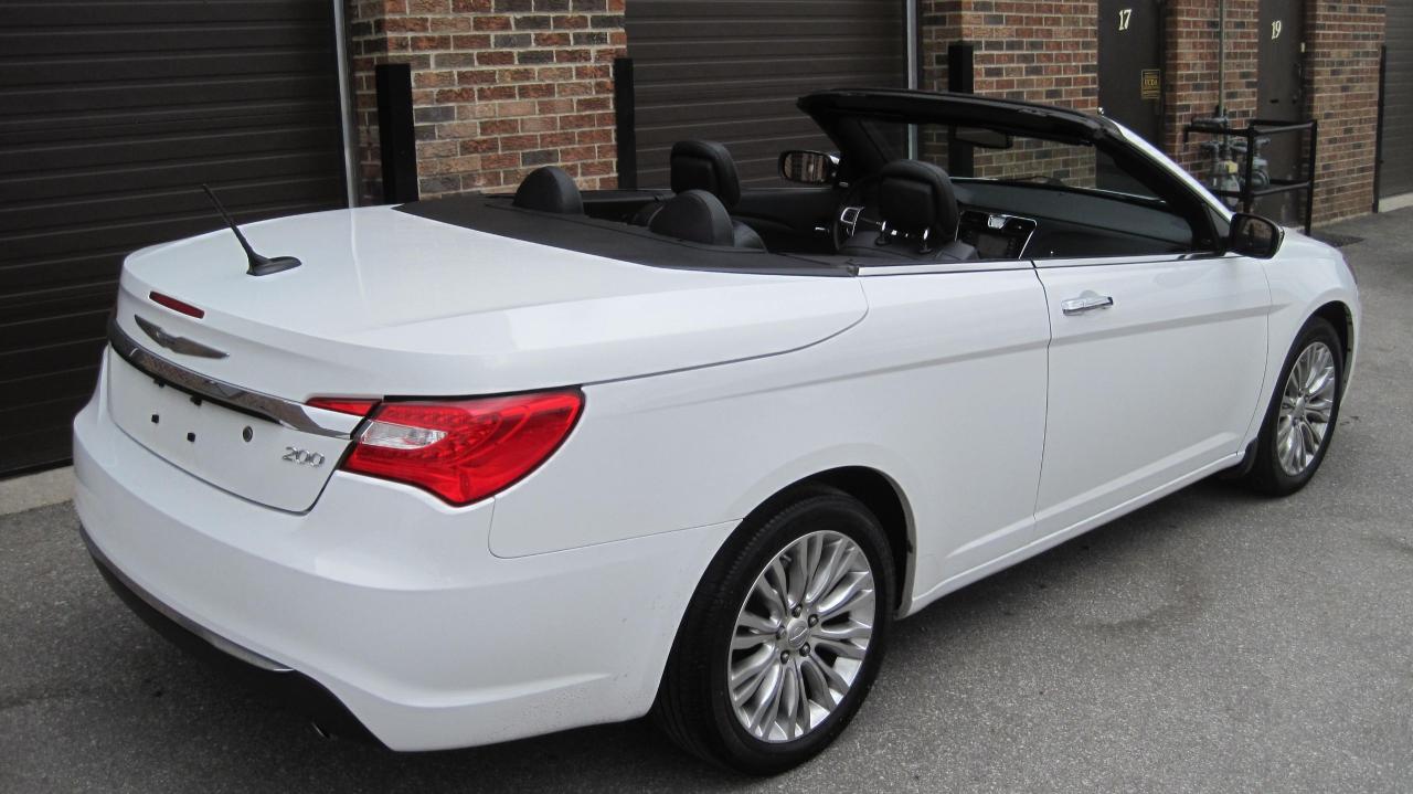 2012 Chrysler 200 Limited Photo2