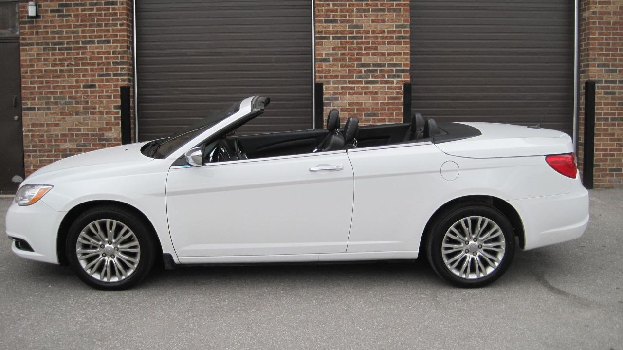 2012 Chrysler 200 Limited Photo3