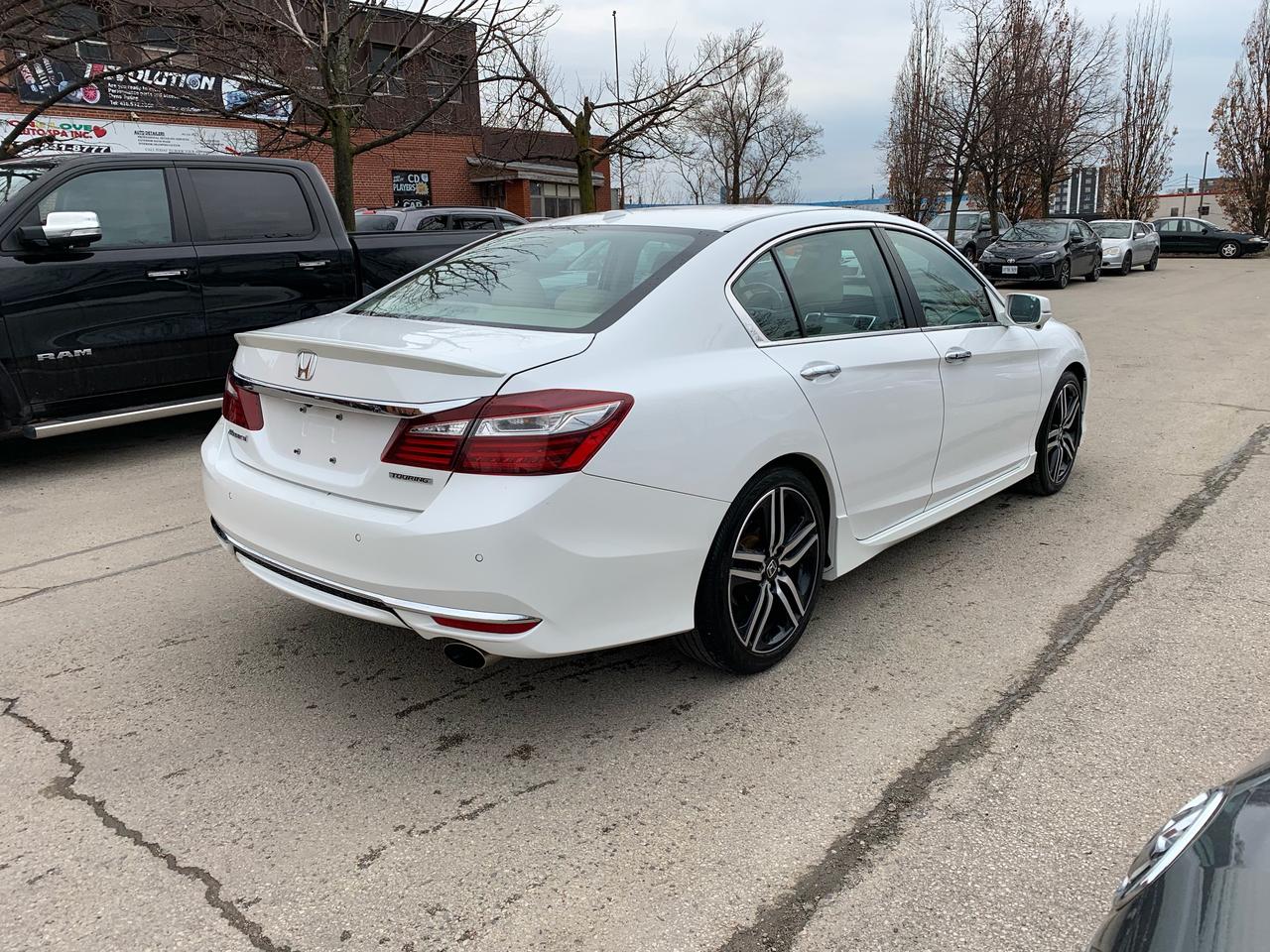 2016 Honda Accord Touring Photo