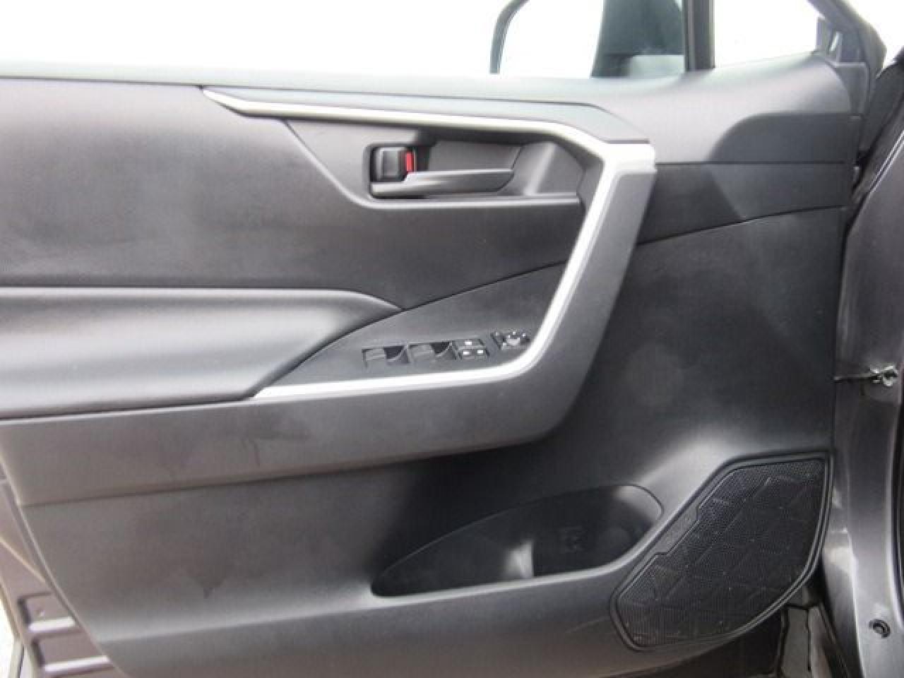 2019 Toyota RAV4 Hybrid LE - Photo #13
