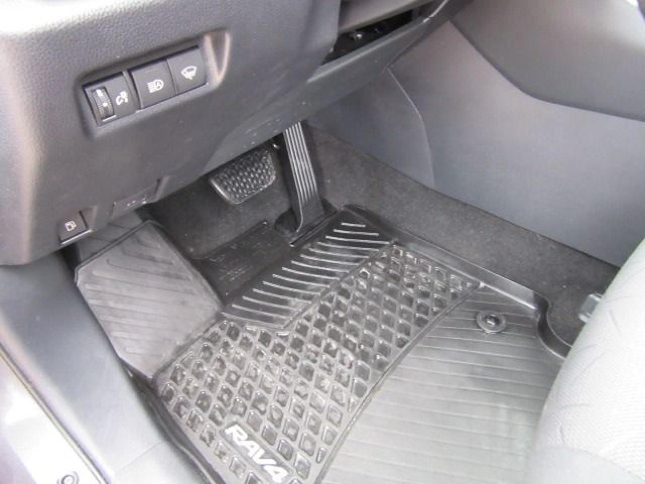 2019 Toyota RAV4 Hybrid LE - Photo #15