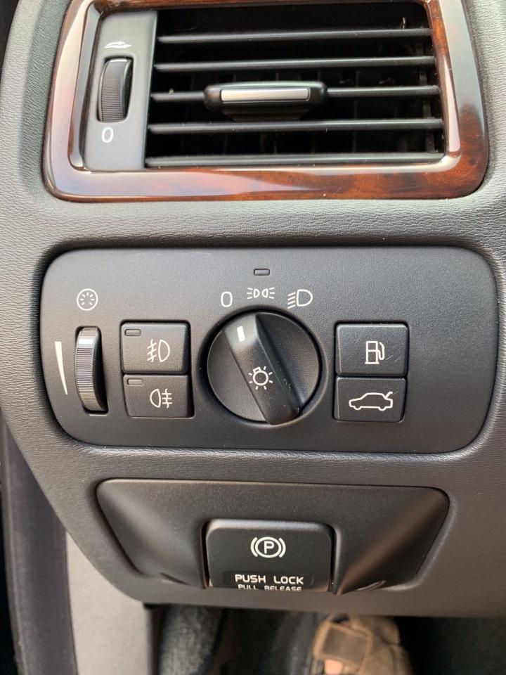 2012 Volvo XC70 NAVI, Heated Seats, 300HP T6! - Photo #6