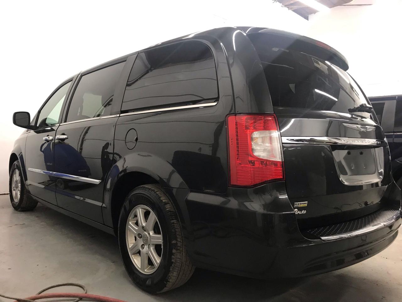 2012 Chrysler Town & Country TOURING
