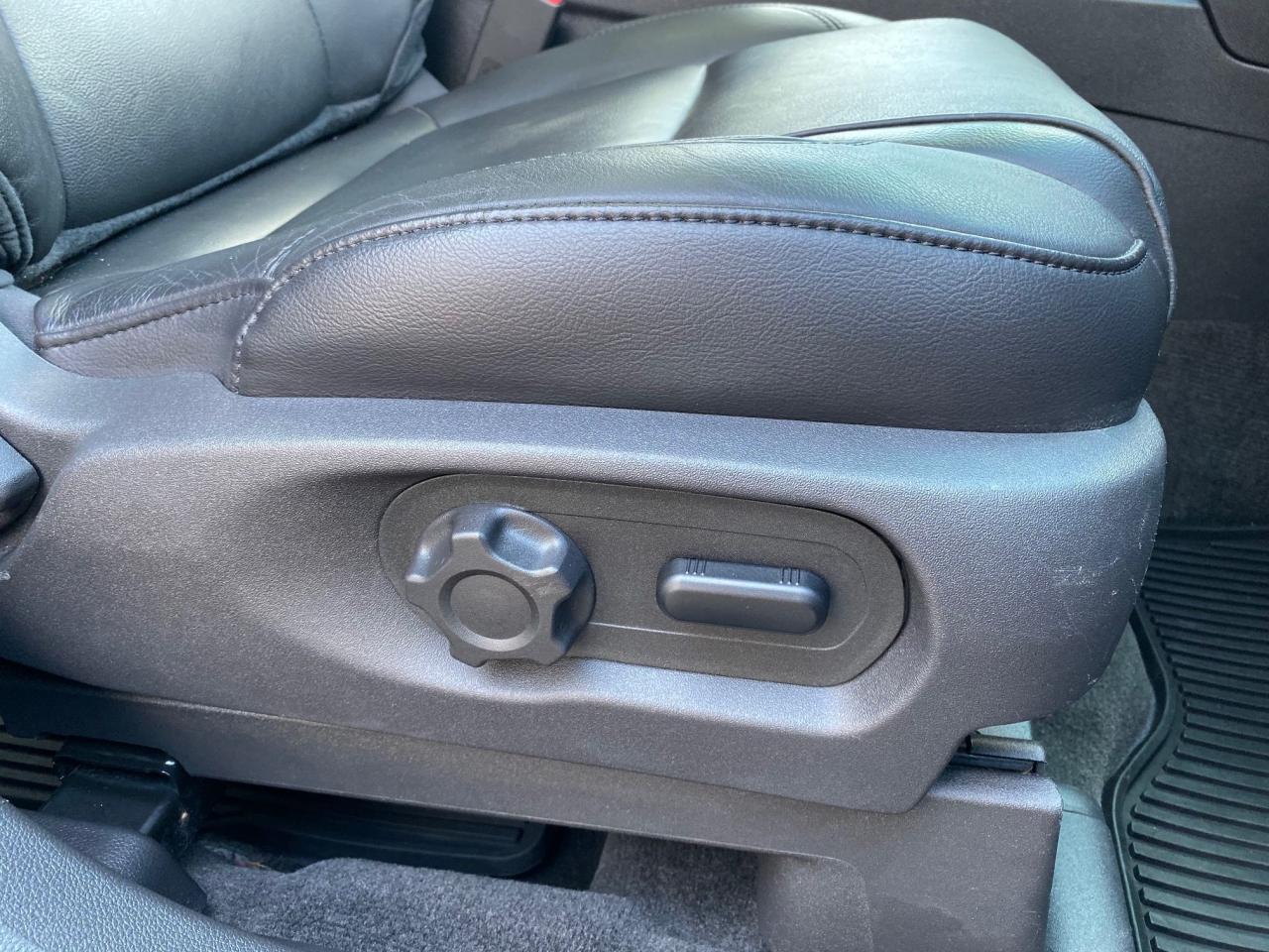 2013 Ford Explorer 7 Psgr, Leather, Navi, AWD - Photo #9