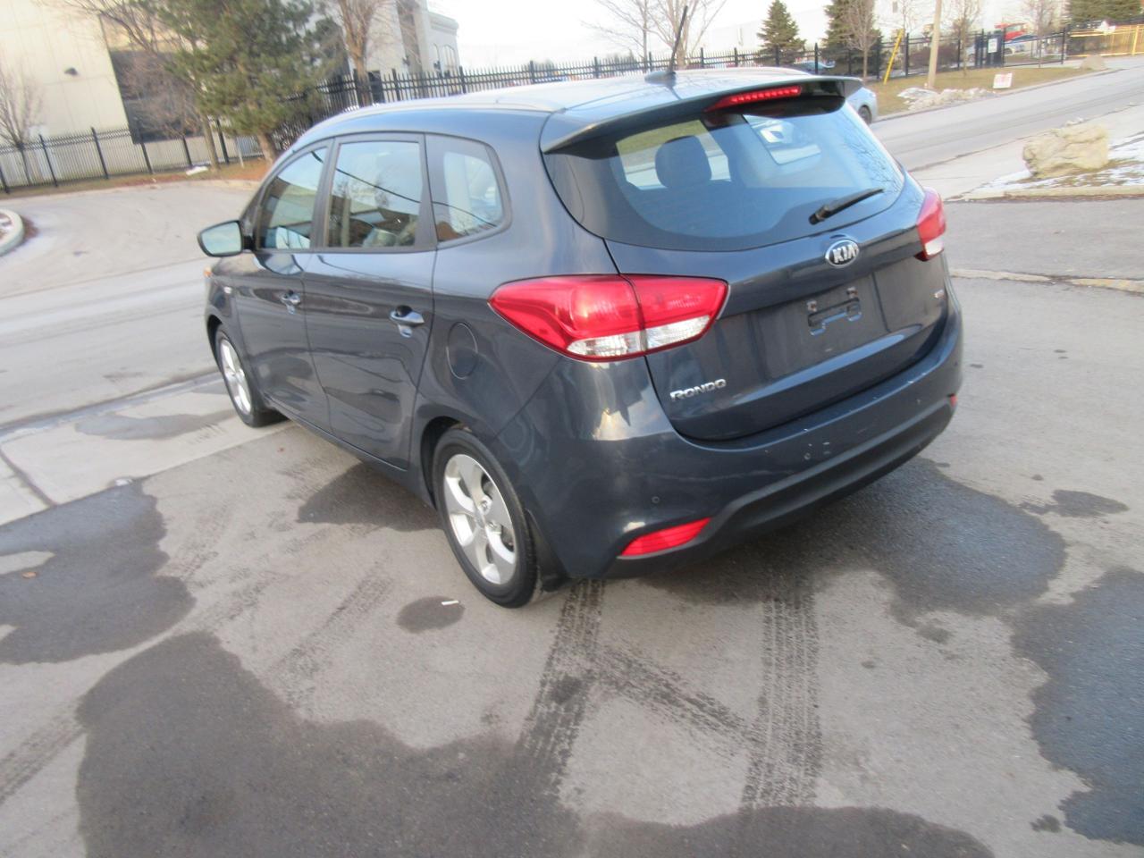 2014 Kia Rondo LX Photo4