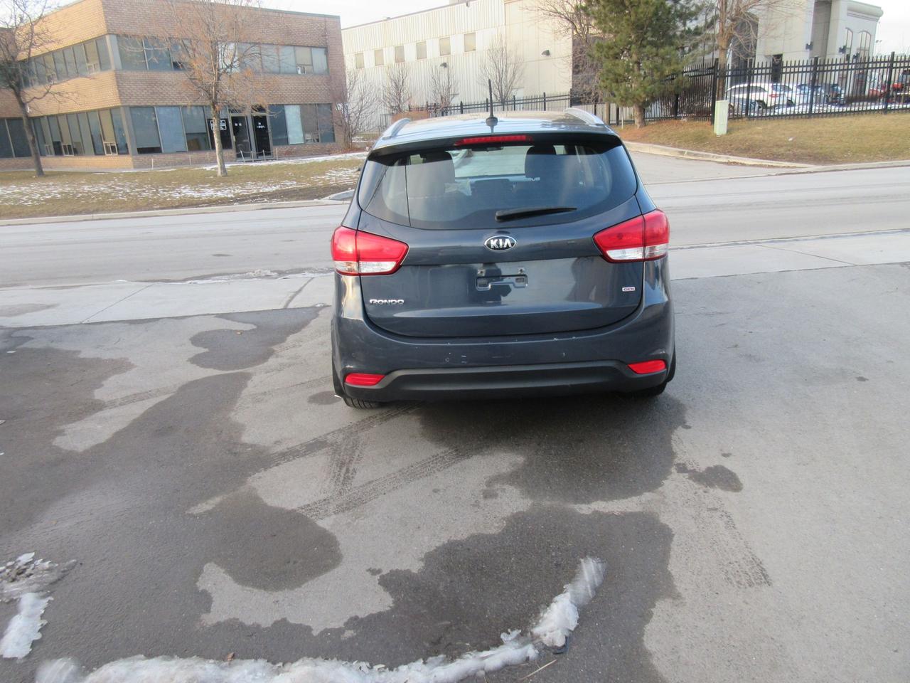 2014 Kia Rondo LX Photo