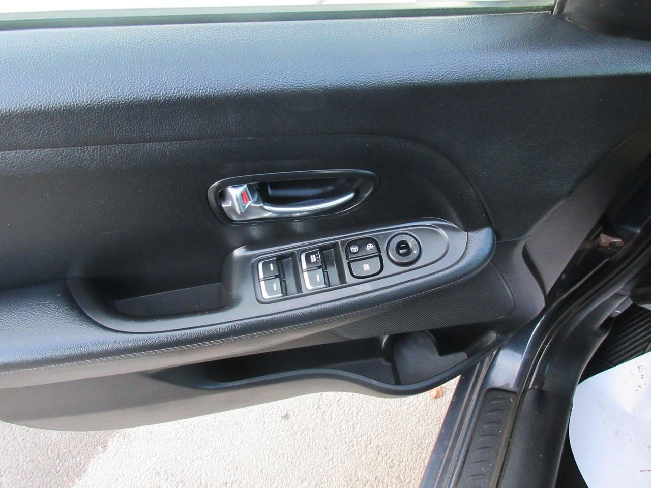 2014 Kia Rondo LX Photo