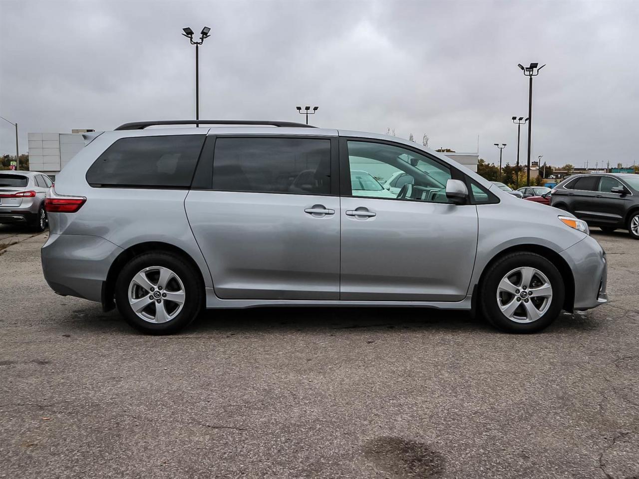 2018 Toyota Sienna LE| LOW KM| SCREEN| REMOTE CTRL REAR DOORS|AUTO TEMP Photo3