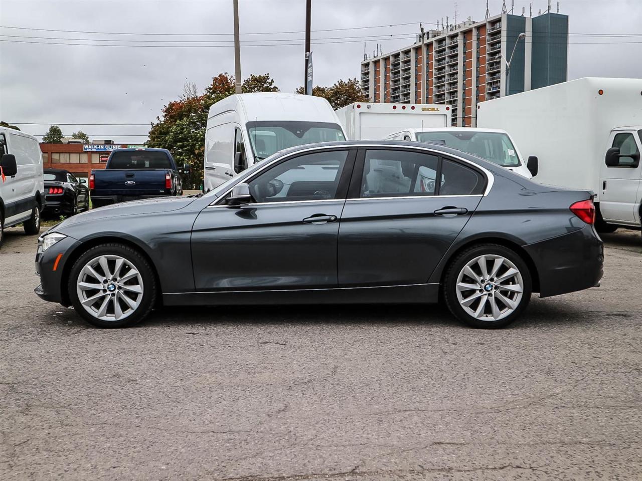 2017 BMW 330i xDrive| NAV| ROOF| BMW ASSIST|REV CAM Photo