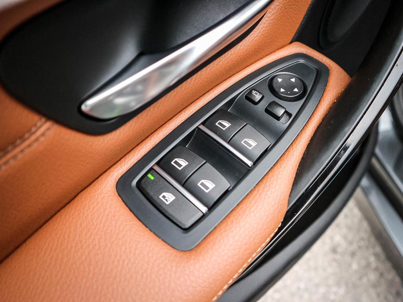 2017 BMW 330i xDrive| NAV| ROOF| BMW ASSIST|REV CAM Photo