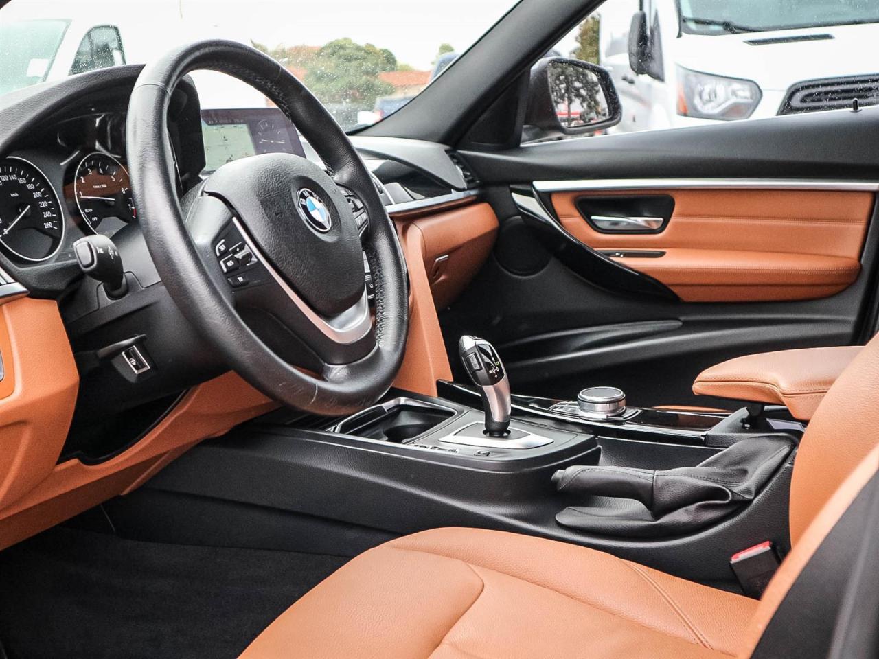 2017 BMW 330i xDrive| NAV| ROOF| BMW ASSIST|REV CAM Photo