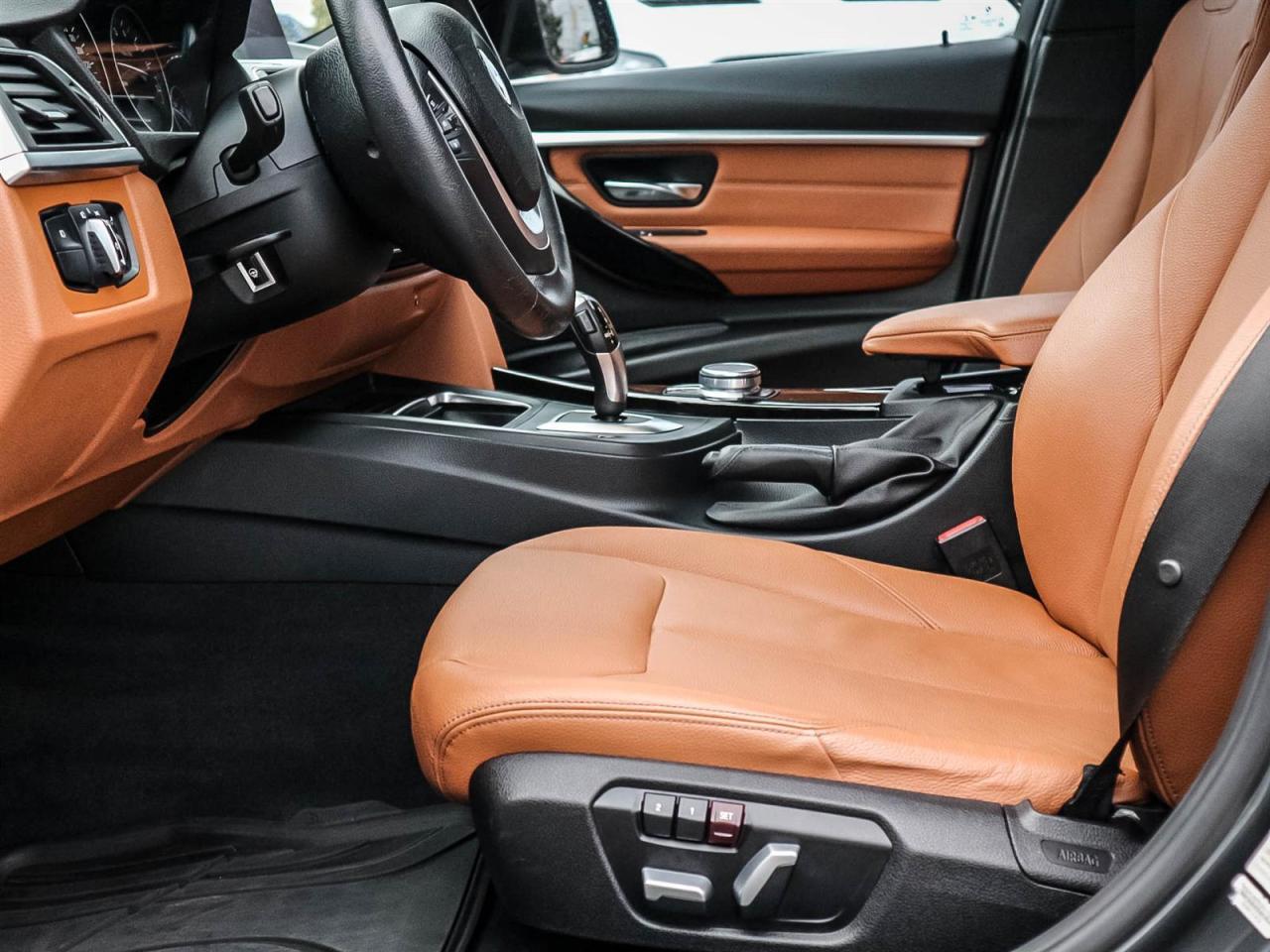 2017 BMW 330i xDrive| NAV| ROOF| BMW ASSIST|REV CAM Photo