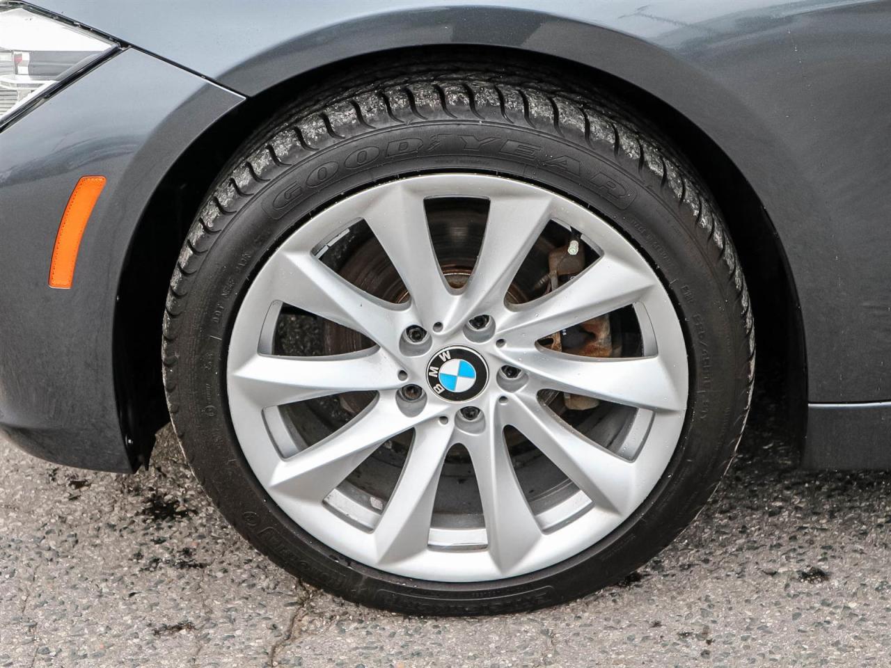 2017 BMW 330i xDrive| NAV| ROOF| BMW ASSIST|REV CAM Photo