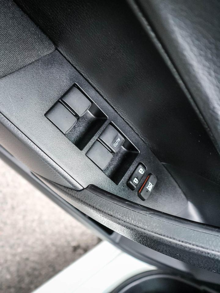 2019 Toyota Corolla SE CVT| LOW KM| CLEAN TITLE| SCREEN| BLUETOOTH Photo