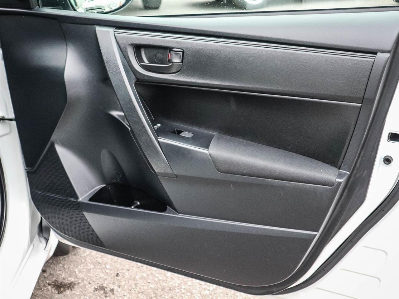 2019 Toyota Corolla SE CVT| LOW KM| CLEAN TITLE| SCREEN| BLUETOOTH Photo