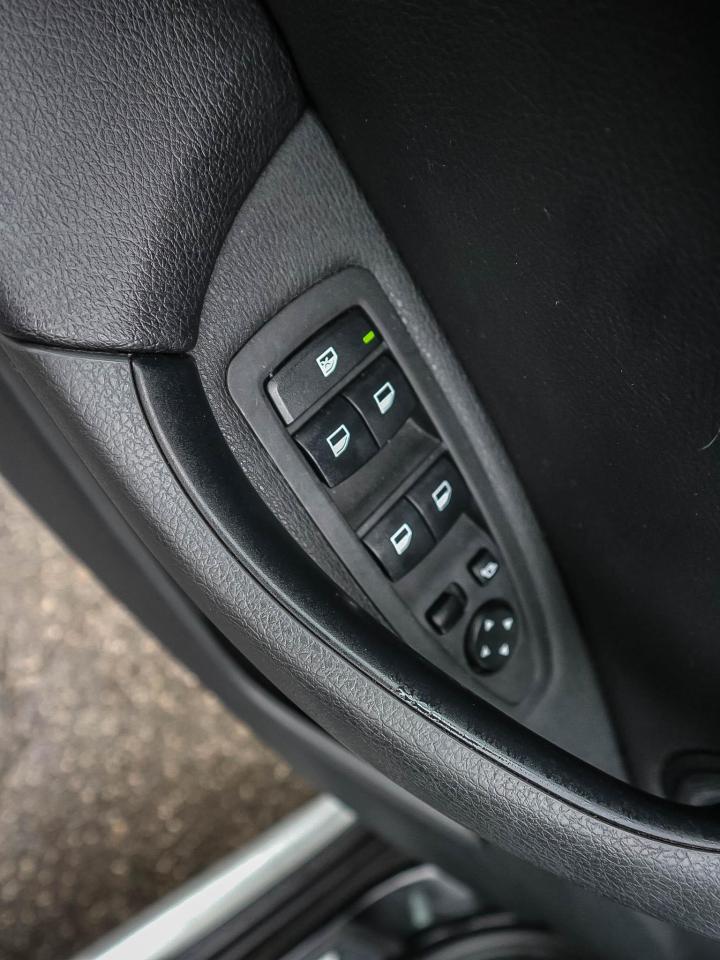 2018 BMW X1 28i AWD| NAV| ROOF| LEATHER| BMW ASSIST| HUD DISPLAY Photo