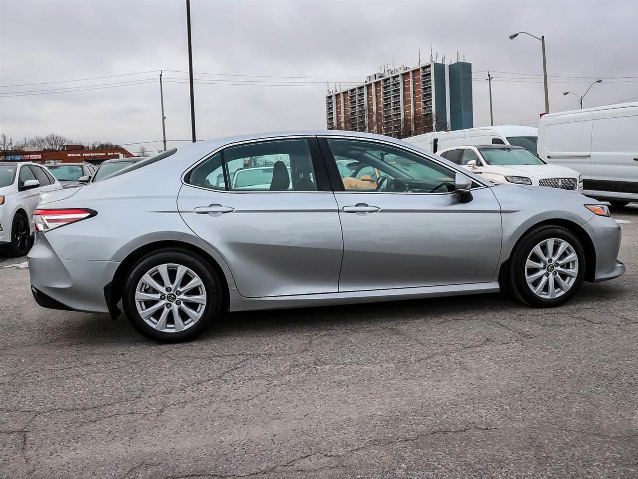 2019 Toyota Camry LE| HEATED SEATS| TOUCH SCREEN| APPLE CARPLAY Photo3