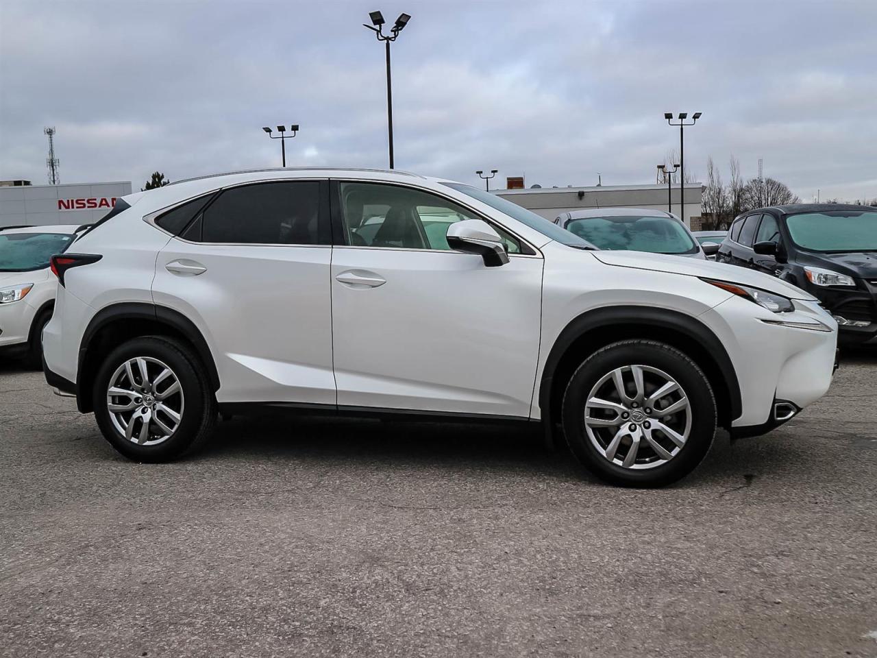 2017 Lexus NX 200t AWD| LEATHER|ROOF|HEAT/COOL SEATS| LOADED Photo3