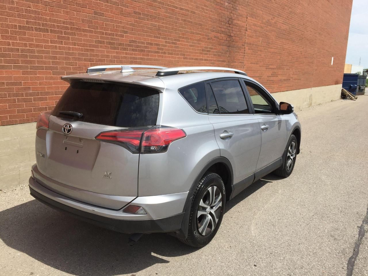 2016 Toyota RAV4 LE Photo2