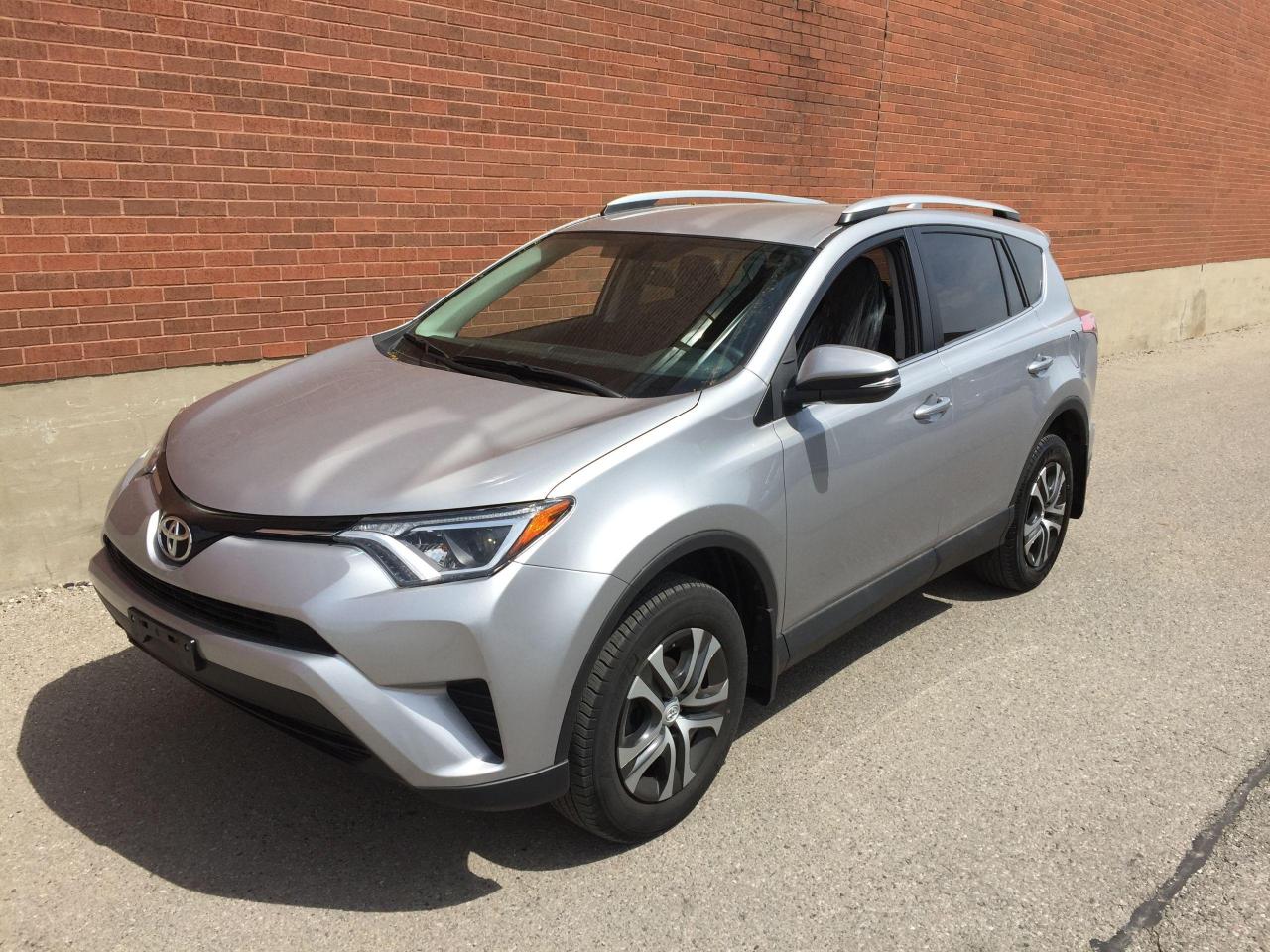 2016 Toyota RAV4 LE Photo3