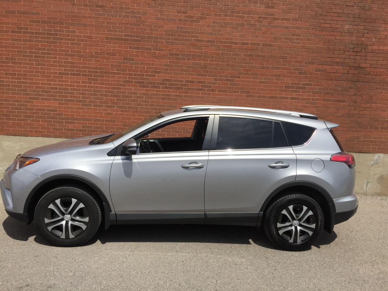 2016 Toyota RAV4 LE Photo4