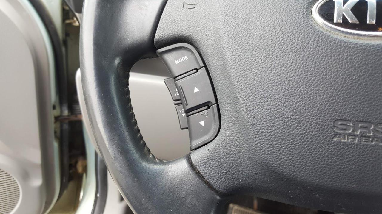 2008 Kia Rondo Excellent Condition / Certified  / Warranty Photo