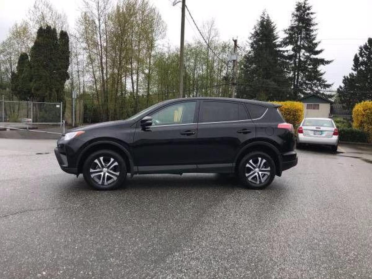 2016 Toyota RAV4 LE - Photo #4