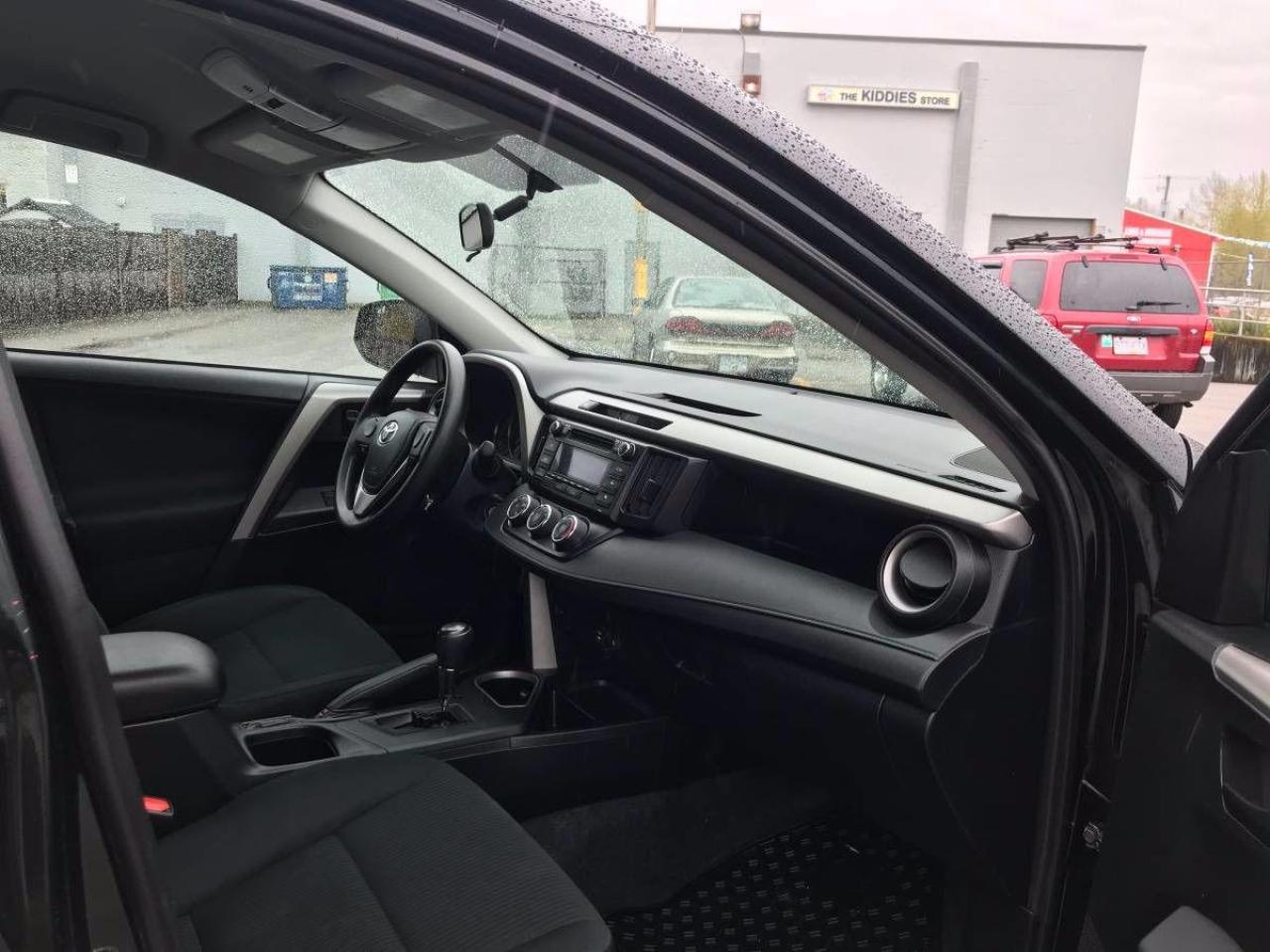 2016 Toyota RAV4 LE - Photo #8