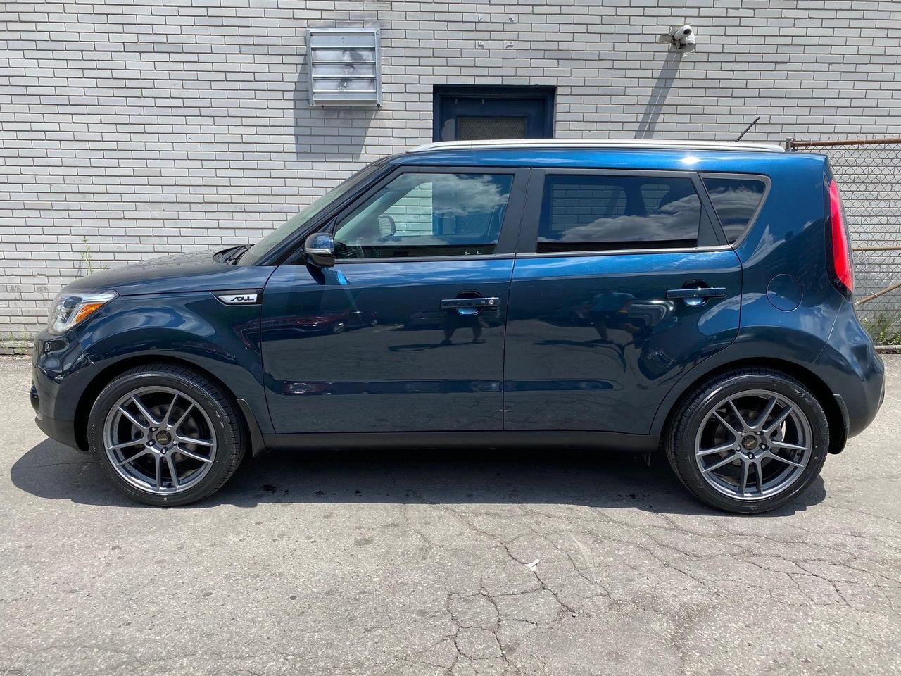 2017 Kia Soul Top of the line EX Tech! Low Milage! No Accidents! - Photo #2