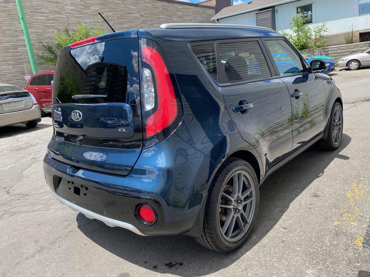 2017 Kia Soul Top of the line EX Tech! Low Milage! No Accidents! - Photo #3