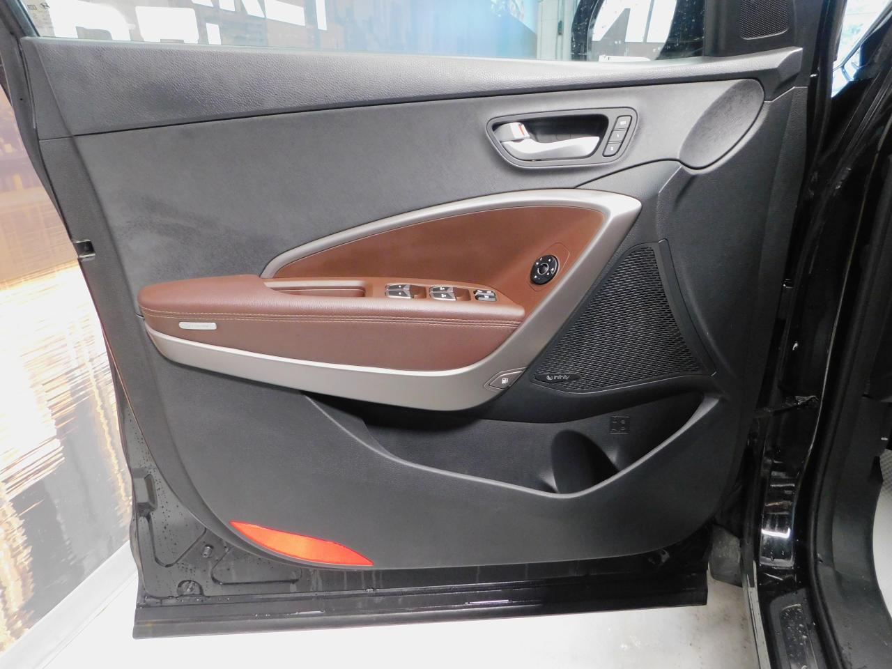 2017 Hyundai Santa Fe XL Ultimate Sunroof AWD Photo