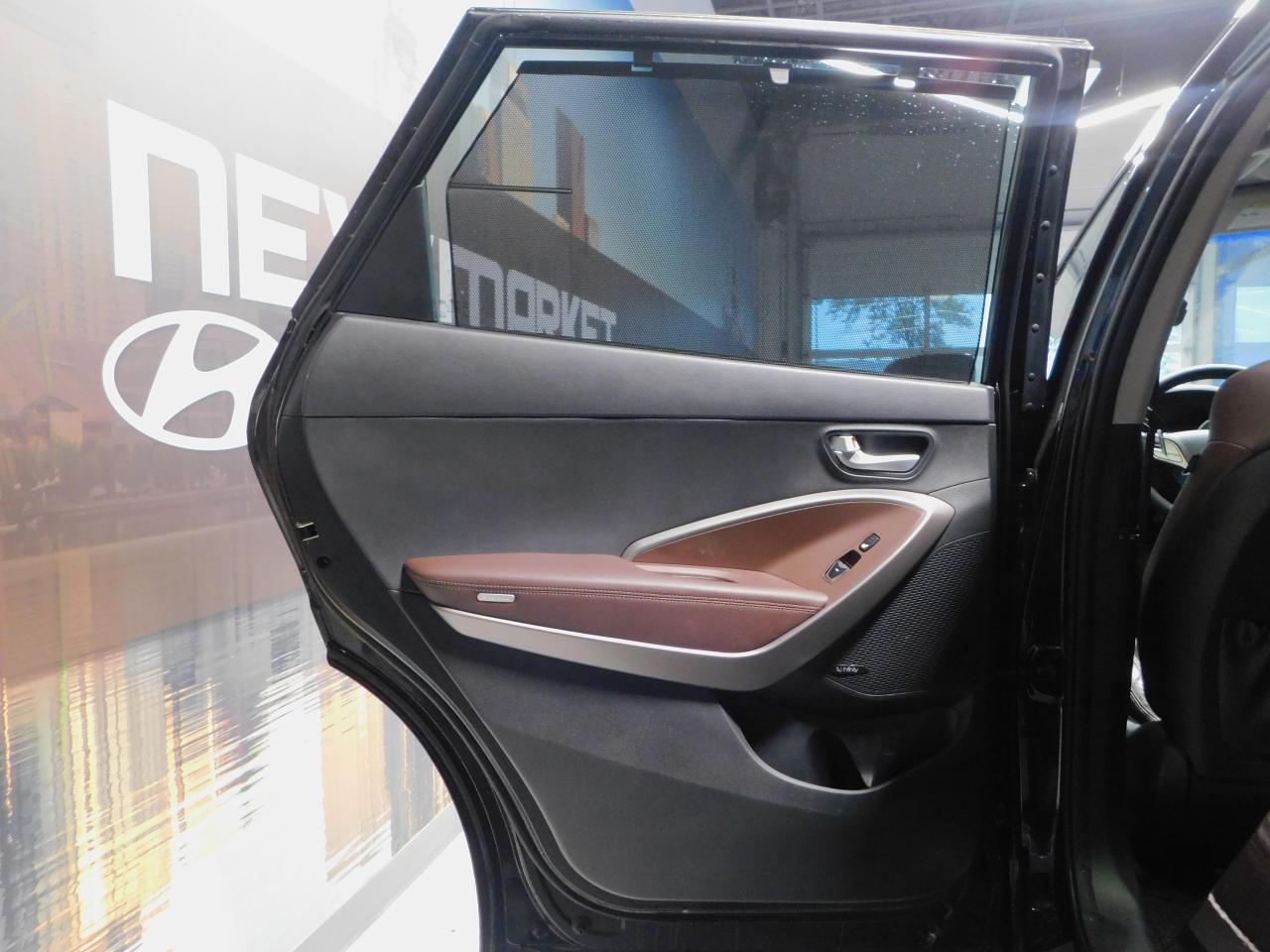 2017 Hyundai Santa Fe XL Ultimate Sunroof AWD Photo