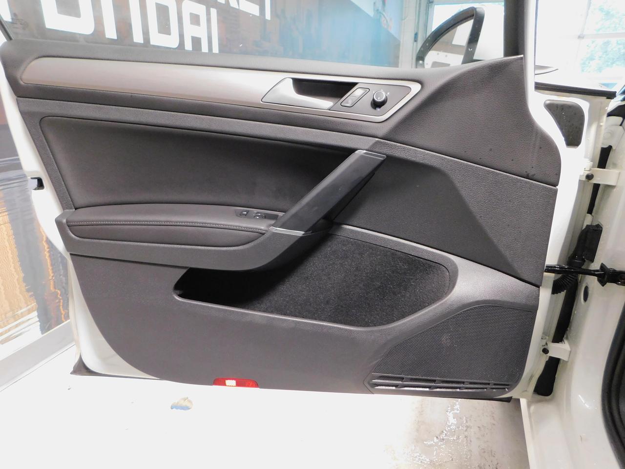 2015 Volkswagen Golf Trendline Sunroof! Leather! Alloys! Photo