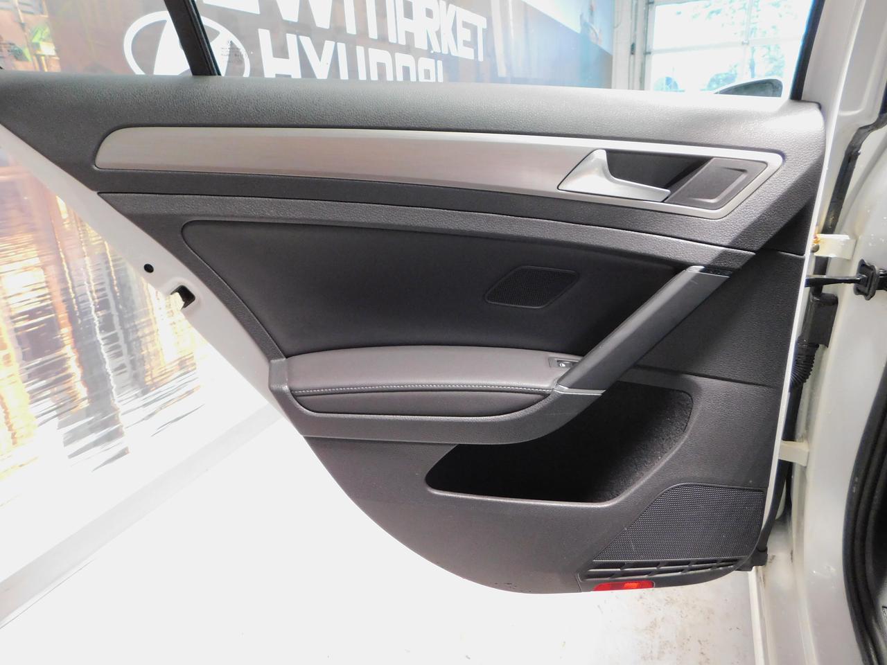2015 Volkswagen Golf Trendline Sunroof! Leather! Alloys! Photo