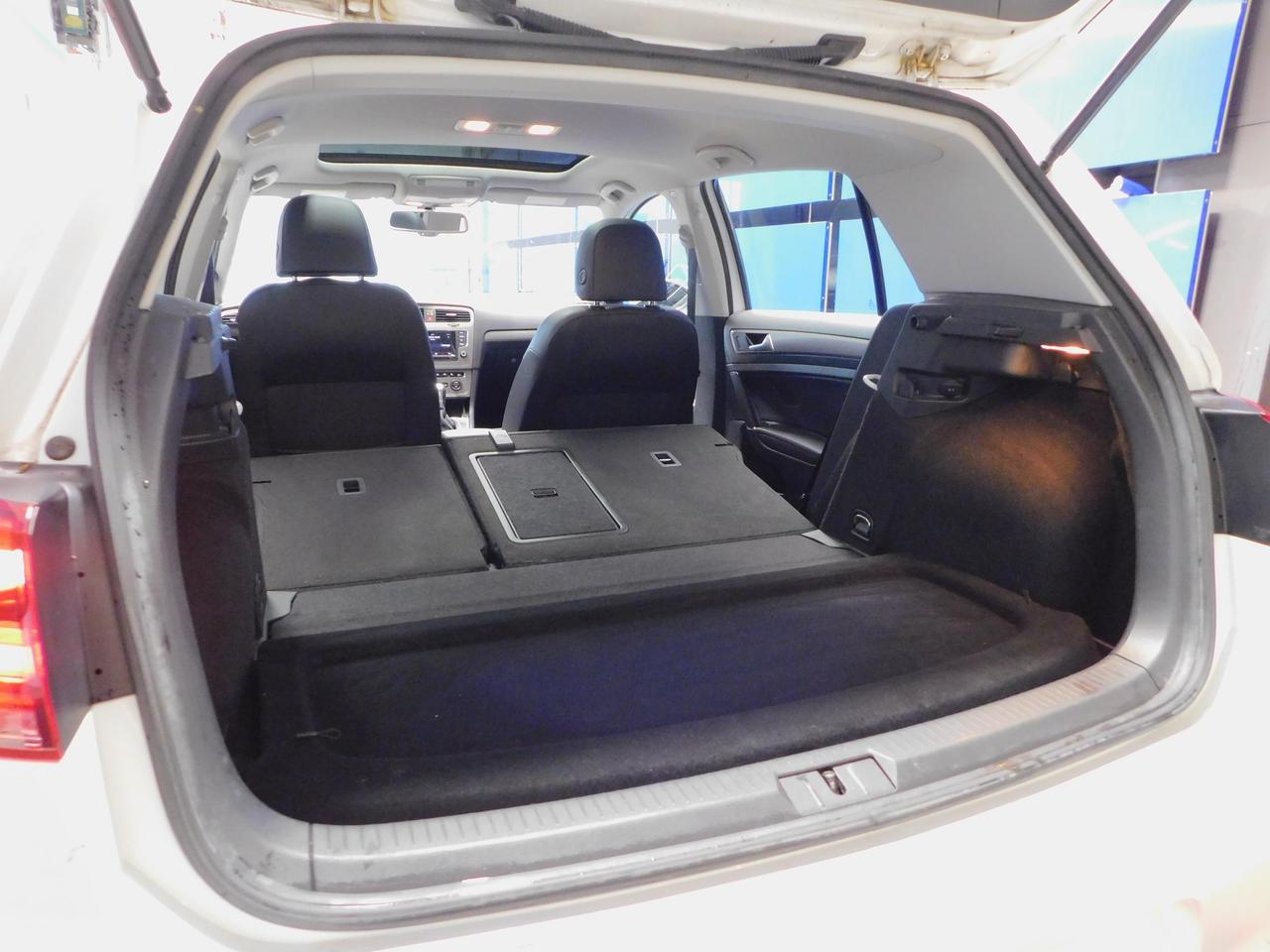 2015 Volkswagen Golf Trendline Sunroof! Leather! Alloys! Photo