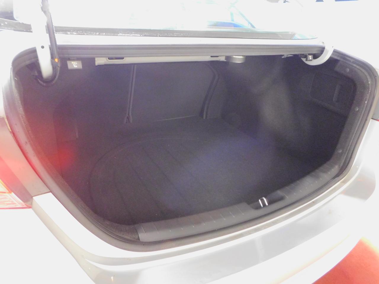 2017 Hyundai Elantra Limited Sunroof! GPS! Finance as low as 0.99% Photo