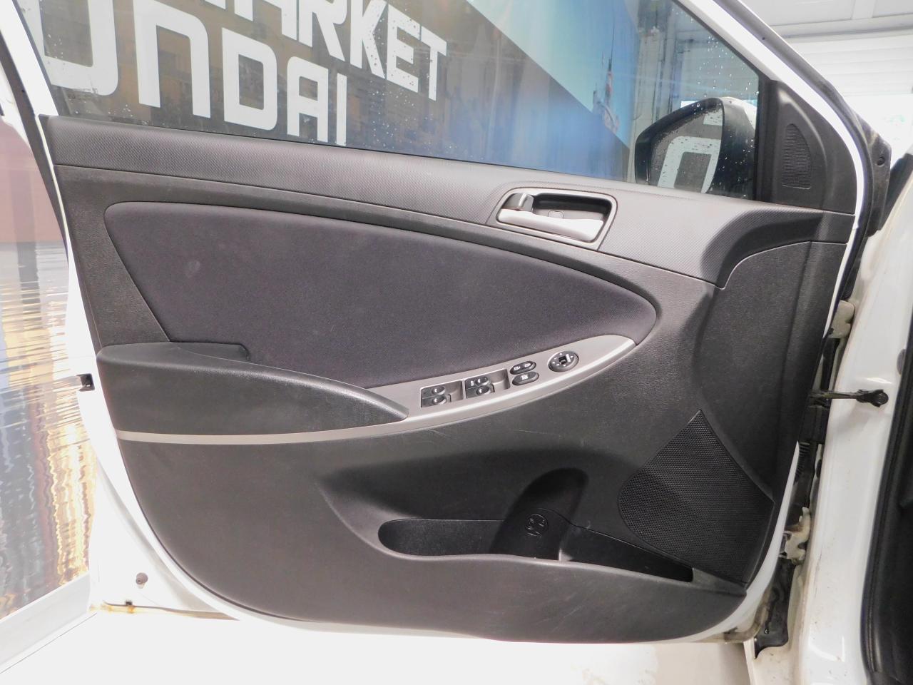 2016 Hyundai Accent SE Sunroof! Alloys! Photo