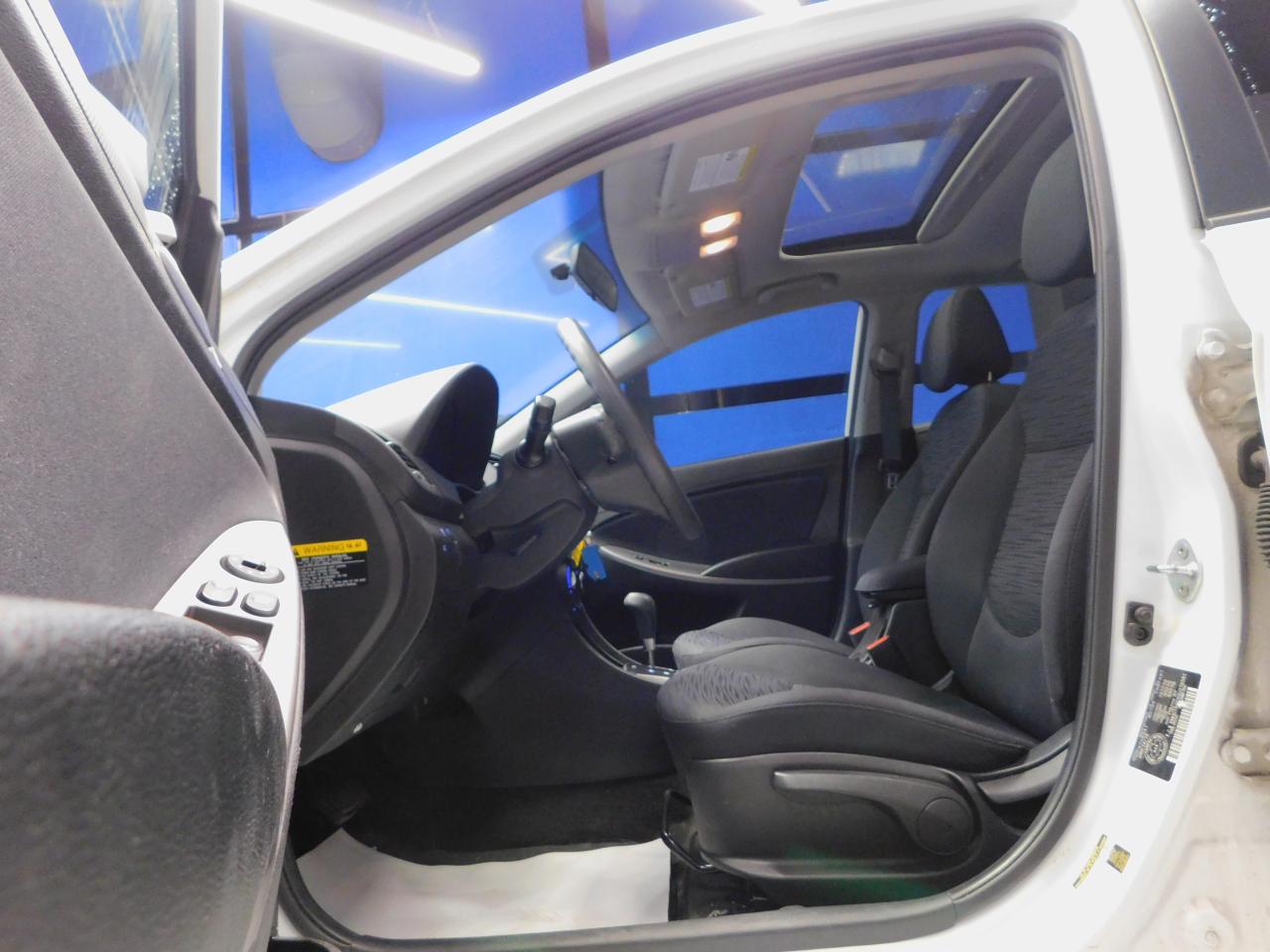 2016 Hyundai Accent SE Sunroof! Alloys! Photo