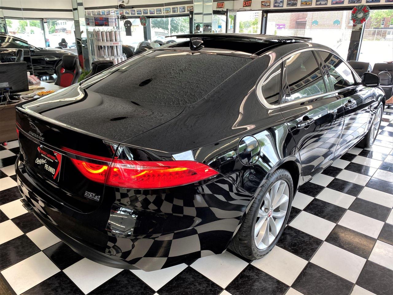 2017 Jaguar XF 20d Premium AWD+Xenons+GPS+Camera+Accident Free - Photo #4
