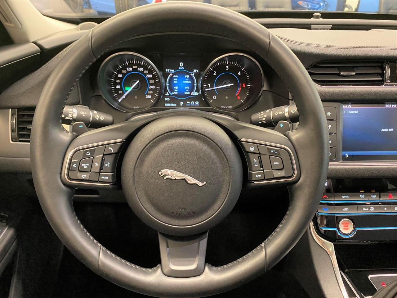 2017 Jaguar XF 20d Premium AWD+Xenons+GPS+Camera+Accident Free - Photo #9