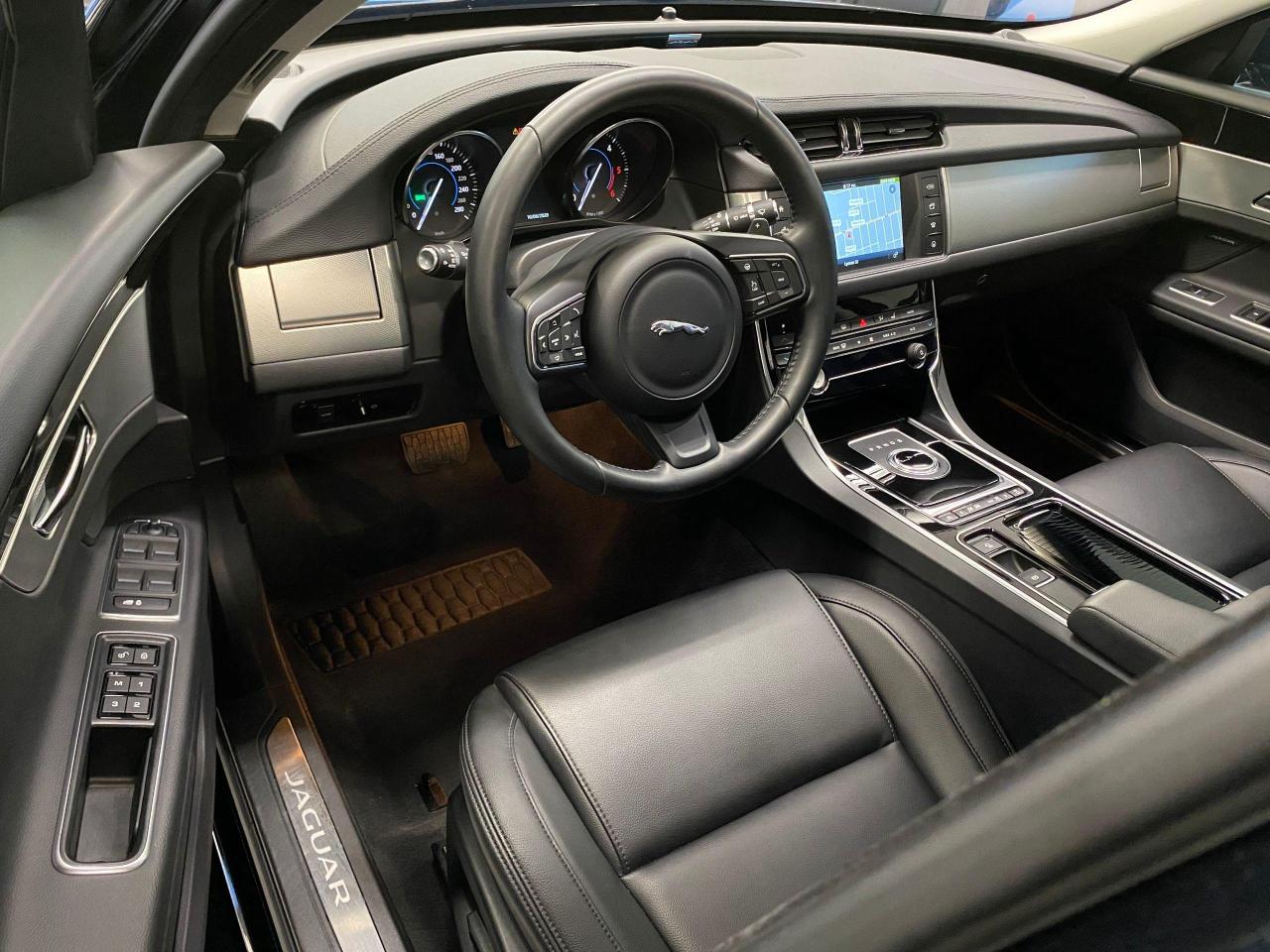 2017 Jaguar XF 20d Premium AWD+Xenons+GPS+Camera+Accident Free - Photo #17