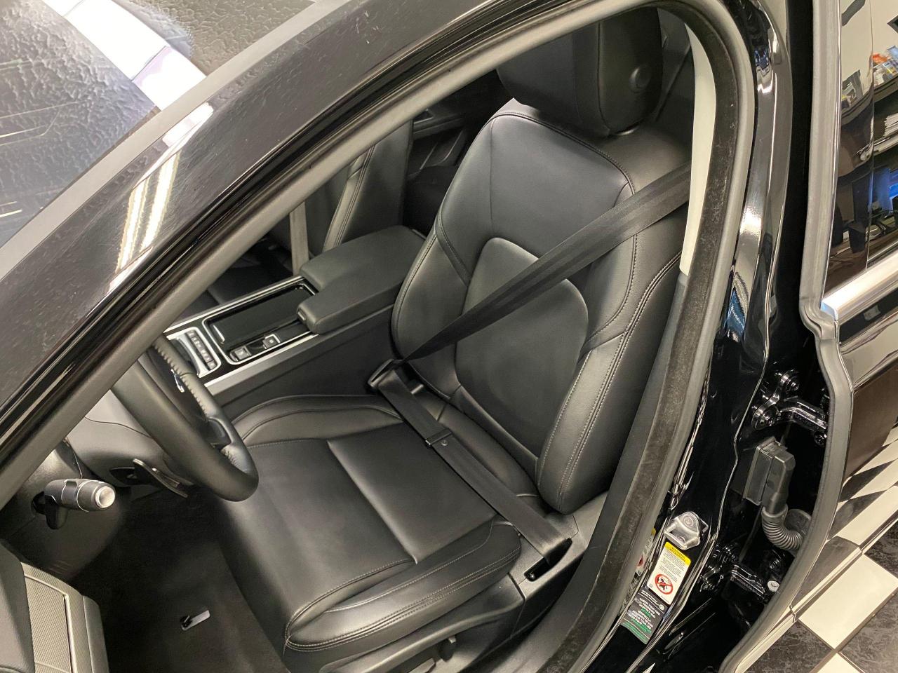 2017 Jaguar XF 20d Premium AWD+Xenons+GPS+Camera+Accident Free - Photo #19