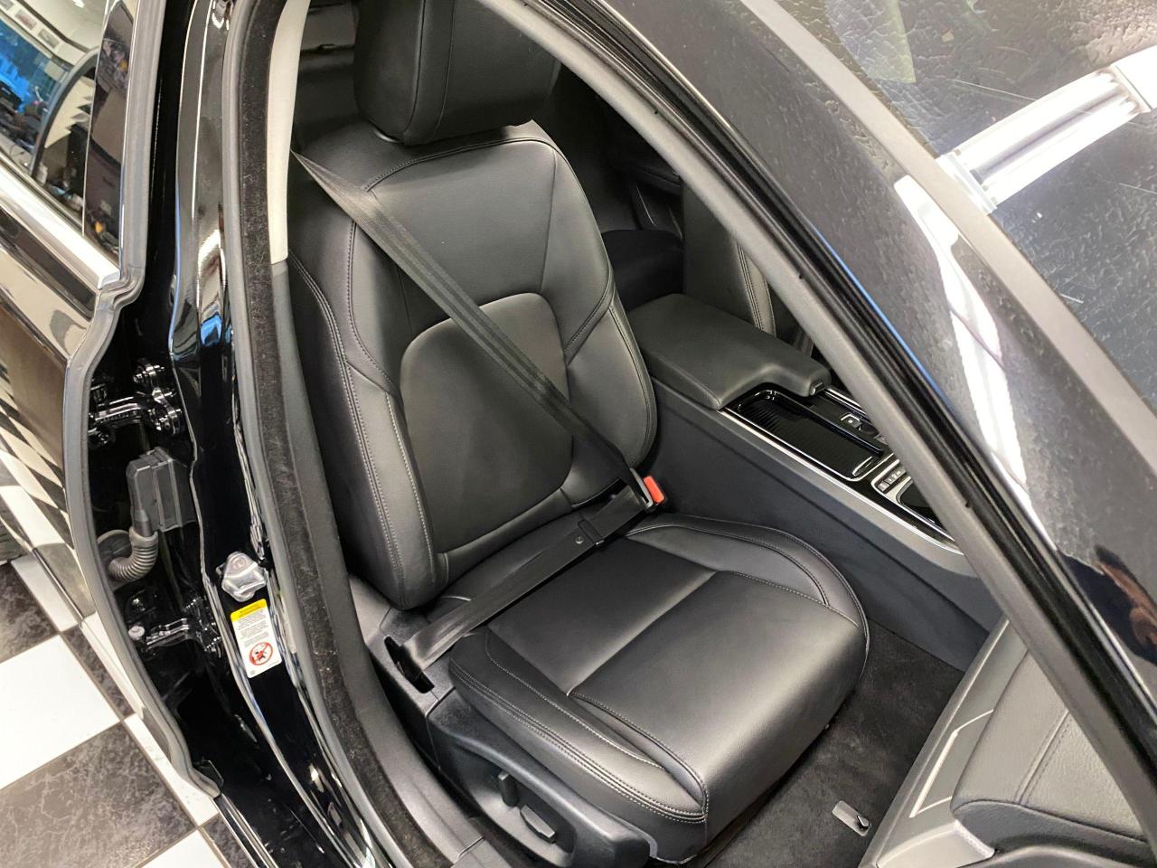 2017 Jaguar XF 20d Premium AWD+Xenons+GPS+Camera+Accident Free - Photo #22