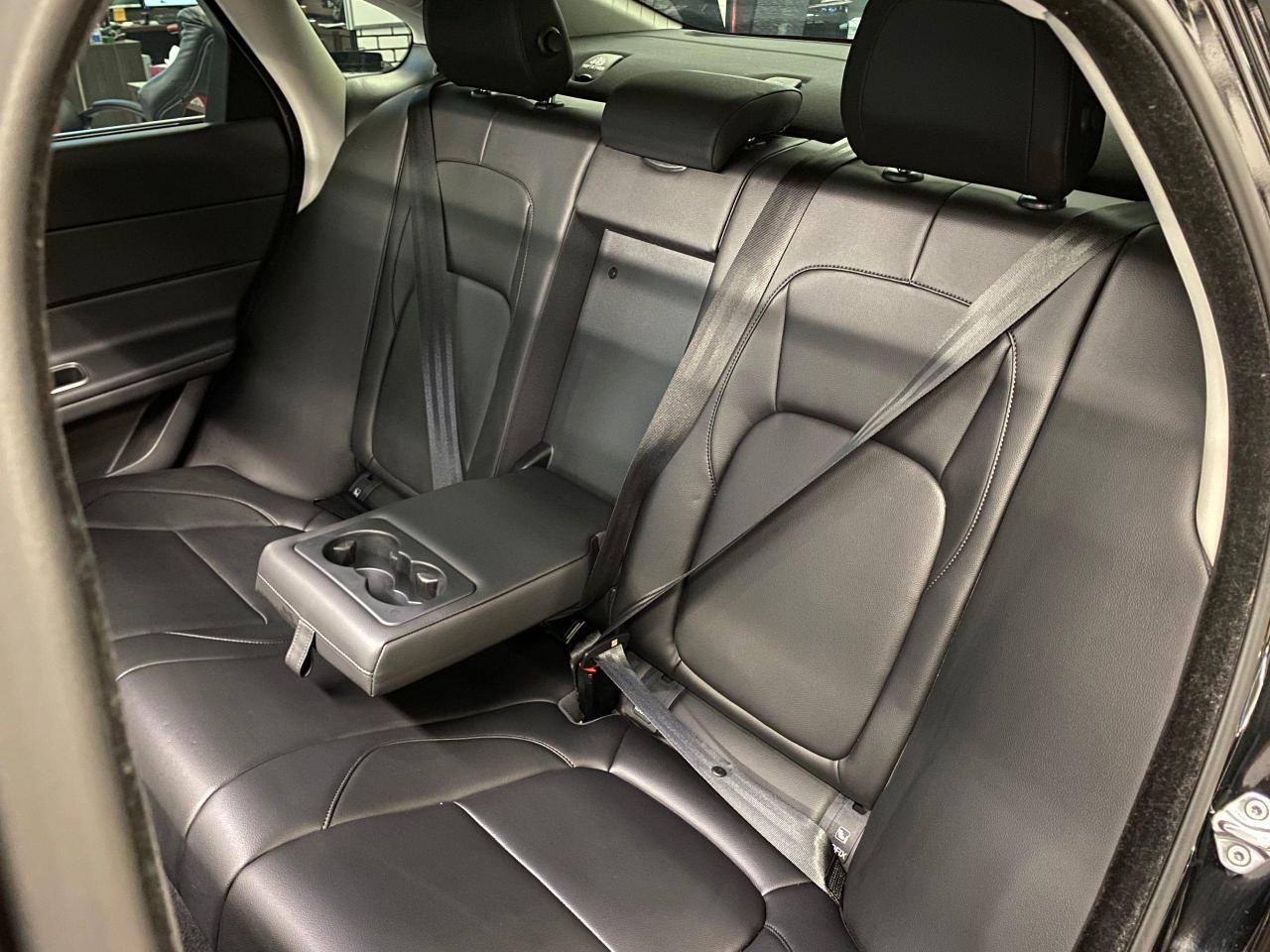 2017 Jaguar XF 20d Premium AWD+Xenons+GPS+Camera+Accident Free - Photo #24